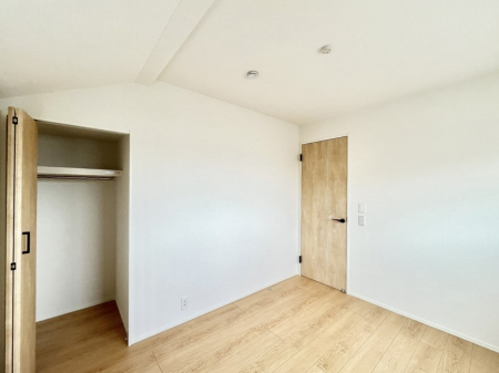�q�������@�����`Bed Room�`�@�q�������͂��q�l�ɂƂ��đ�Ϗd�Ȗ���������܂��B�q����l�ŉ߂�����Ԃ�^���邱�ƂŁA�h���׋����Ԃ����R�Ƒ����܂����畔���̕Еt����|���Ȃǂ��������ƂɌq����܂��B