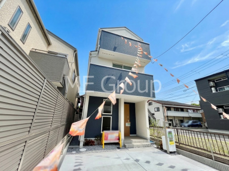 ���n�O�ώʐ^�@�O�ρ`Exterior�`  �ՐÂȏZ��n�Ŏq��ĉƑ��Ƀs�b�^���B  �����̂��U�������K�ȗ΂Ɍb�܂ꂽ�G���A�ŁA���R�ɕ�܂ꂽ���₩�ȕ�炵���������邽�߂́A��Ƃ肠��Z���������Ă��܂��B