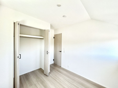�q�������@�������Q�������`Bed Room�`�@�q�������͂��q�l�ɂƂ��đ�Ϗd�Ȗ���������܂��B�q����l�ŉ߂�����Ԃ�^���邱�ƂŁA�h���׋����Ԃ����R�Ƒ����܂����畔���̕Еt����|���Ȃǂ��������ƂɌq����܂��B