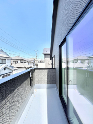 �o���R�j�[�@�������Q�������`Balcony�`  �傫�ȋ�Ɉ͂܂ꂽ�C�����̂����ƁB  �o���R�j�[��`�������ň��|�I�ȊJ�����ɕ�܂�܂��B  �o���R�j�[�͗z���������݂��z�c����󕨂��C�����悭�������Ƃ��ł��܂��B