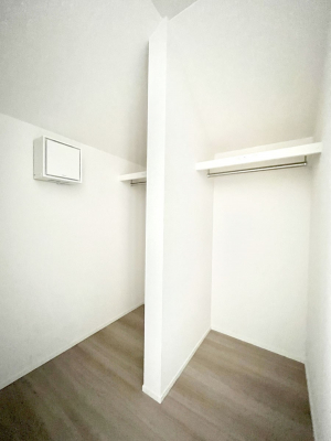 ���̑��@�������Q�������`Walk-in Closet�`�@��������̗m���������Ă��V���ɂȂ�ɂ����E�H�[�N�C���N���[�[�b�g�B�m���ȊO�ɂ��A���i�g��Ȃ��Ɠd��X�[�c�P�[�X�A�X�g�b�N�i�Ȃǉ��ł��Еt����������Ԃł��B