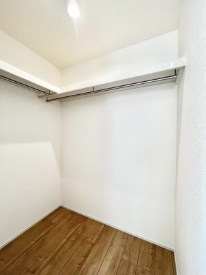 ���̑��@�����`Walk-in Closet�`�@�K�v�Ȃ��̂�R�[�f�B�l�[�g���ꗗ���Ċm�F�ł��A�g�x�x�⏀�����Z���ԂōςރE�H�[�N�C���N���[�[�b�g��ݒu���܂����B�Ƃ̒�����������Ƃ�����֗��Ȏ��[�X�y�[�X�ł��B