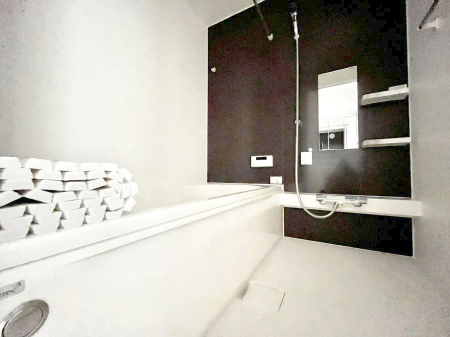 �����@������2�������`Bath Room�`�@����L�΂��ē������邱�Ƃ��\�I����̔�������M�d�ȃo�X�^�C���ł��B���q�l�Ƃ��ꏏ�ł��\���ȍL���Ȃ̂ŁA���r���O�Ƃ͈�����Ƒ��c�R�̂ЂƎ������y���݂��������܂��B