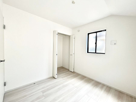�Q���@������2�������`Bed Room�`  �����ɂ͎��[�N���[�[�b�g�������I���i�g���̂��m���⏬���͂������A�G�ߕ��̂��m���Ȃǂ���������Ɛ������ڂ����܂������܂��B  ������Ԃ��L���g�p�ł��܂��ˁB