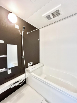 �����@������1�������`Bath Room�`�@����L�΂��ē������邱�Ƃ��\�I����̔�������M�d�ȃo�X�^�C���ł��B���q�l�Ƃ��ꏏ�ł��\���ȍL���Ȃ̂ŁA���r���O�Ƃ͈�����Ƒ��c�R�̂ЂƎ������y���݂��������܂��B