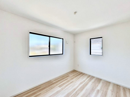 �q�������@������1�������`Bed Room�`�@�������������̂��ˌ��Ẵ����b�g�ł��B���Ƒ������������ƂŎ苷�Ɋ����Ă����Z�܂����ˌ��Ăł͊e�����v���C�o�V�[��ۂ��Ƃ��ł��܂��B