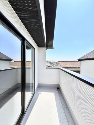 �o���R�j�[�@������1�������`Balcony�`�@������̃o���R�j�[�̑O�ɂ͉_�ȊO�ɑ��z���Ղ���̂�����܂���B�����󕨂������₷���A����薾�邭�C�����̂������������Ă��܂��B�g���₷���J���I�ȃo���R�j�[�ł���