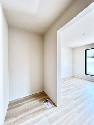 ���̑��@������1�������`Walk-in Closet�`�@��������̗m���������Ă��V���ɂȂ�ɂ����E�H�[�N�C���N���[�[�b�g�B�m���ȊO�ɂ��A���i�g��Ȃ��Ɠd��X�[�c�P�[�X�A�X�g�b�N�i�Ȃǉ��ł��Еt����������Ԃł��B