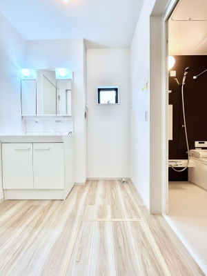���ʑ�E���ʏ��@������1�������`Dressing Room�`�@���邭����������p�E�_�[���[���B�����g���ꏊ�����炱���A���K�ȋ�ԂƂȂ��Ă���܂��B�V�����v�[�h���b�T�[���̗p���Ă���܂��̂ŁA���V��������y�ɏo���܂��B