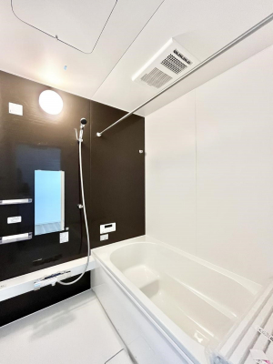 �����@������3�������`Bath Room�`�@�������������͋C�̗����Ŗ����Ɍ����ă��t���b�V���B���������@�\���t���Ă���̂ŗׂ̐���@�u����Ő􂢏オ�������󕨂��A�J�̓����V�C���C�ɂ������������邱�Ƃ��\�ł��B