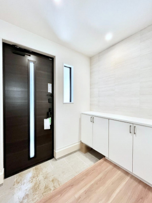 ���ց@������3�������`Entrance�`�@�Ƃ̒��ł��q�l���}����ŏ��̏ꏊ�ł��錺�ւ́A�Ƃ̈�ۂ��̂��̂ł��I�L�x�Ȍ��֎��[�ŁA����Y��ɕۂ��Ƃ��o���܂��􌺊ւɂ͂����Ղ���[�̉��ʔ��������I