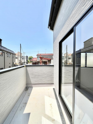 �o���R�j�[�@������3�������`Balcony�`  �傫�ȋ�Ɉ͂܂ꂽ�C�����̂����ƁB  �o���R�j�[��`�������ň��|�I�ȊJ�����ɕ�܂�܂��B  �o���R�j�[�͗z���������݂��z�c����󕨂��C�����悭�������Ƃ��ł��܂��B
