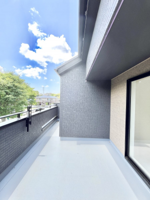 �o���R�j�[�@�����`Balcony�`�@������̃o���R�j�[�̑O�ɂ͉_�ȊO�ɑ��z���Ղ���̂�����܂���B�����󕨂������₷���A����薾�邭�C�����̂������������Ă��܂��B�g���₷���J���I�ȃo���R�j�[�ł���