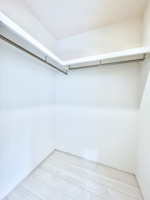 ���̑��@�����`Walk-in Closet�`�@�K�v�Ȃ��̂�R�[�f�B�l�[�g���ꗗ���Ċm�F�ł��A�g�x�x�⏀�����Z���ԂōςރE�H�[�N�C���N���[�[�b�g��ݒu���܂����B�Ƃ̒�����������Ƃ�����֗��Ȏ��[�X�y�[�X�ł��B
