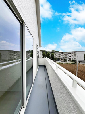 �o���R�j�[�@�������R�������`Balcony�`�@������̃o���R�j�[�̑O�ɂ͉_�ȊO�ɑ��z���Ղ���̂�����܂���B�����󕨂������₷���A����薾�邭�C�����̂������������Ă��܂��B�g���₷���J���I�ȃo���R�j�[�ł���