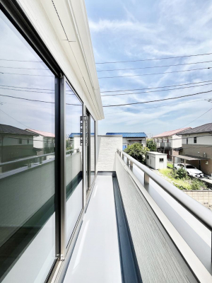 �o���R�j�[�@�������P�������`Balcony�`�@�傫�ȋ�Ɉ͂܂ꂽ�C�����̂����ƁB�o���R�j�[��`�������ň��|�I�ȊJ�����ɕ�܂�܂��B�o���R�j�[�͗z���������݂��z�c����󕨂��C�����悭�������Ƃ��ł��܂��B
