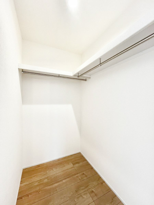 ���̑��@�������P�������`Walk-in Closet�`�@��������̗m���������Ă��V���ɂȂ�ɂ����E�H�[�N�C���N���[�[�b�g�B�m���ȊO�ɂ��A���i�g��Ȃ��Ɠd��X�[�c�P�[�X�A�X�g�b�N�i�Ȃǉ��ł��Еt����������Ԃł��B