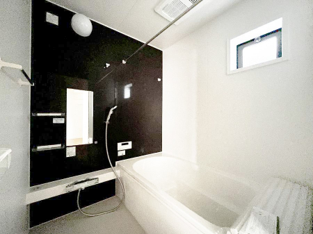 �����@������2�������`Bath Room�`�@���t���̃o�X���[���́A�̌������薾�邭�C�����̗ǂ���Ԃł��B�������邱�ƂŁA���C�����ǍD�B������芰����o�X���[���ŁA�����̃o�X�^�C�����y���݂ɂȂ肻���ł��B