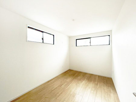 �q�������@������2�������`Bed Room�`�@�q�������͂��q�l�ɂƂ��đ�Ϗd�Ȗ���������܂��B�q����l�ŉ߂�����Ԃ�^���邱�ƂŁA�h���׋����Ԃ����R�Ƒ����܂����畔���̕Еt����|���Ȃǂ��������ƂɌq����܂��B