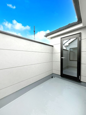 �o���R�j�[�@������2�������`Balcony�`  �傫�ȋ�Ɉ͂܂ꂽ�C�����̂����ƁB  �o���R�j�[��`�������ň��|�I�ȊJ�����ɕ�܂�܂��B  �o���R�j�[�͗z���������݂��z�c����󕨂��C�����悭�������Ƃ��ł��܂��B