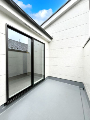 �o���R�j�[�@������1�������`Balcony�`�@�傫�ȋ�Ɉ͂܂ꂽ�C�����̂����ƁB�o���R�j�[��`�������ň��|�I�ȊJ�����ɕ�܂�܂��B�o���R�j�[�͗z���������݂��z�c����󕨂��C�����悭�������Ƃ��ł��܂��B