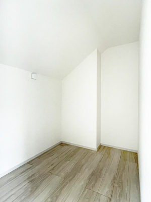 ���̑��@������1�������`Walk-in Closet�`�@��������̗m���������Ă��V���ɂȂ�ɂ����E�H�[�N�C���N���[�[�b�g�B�m���ȊO�ɂ��A���i�g��Ȃ��Ɠd��X�[�c�P�[�X�A�X�g�b�N�i�Ȃǉ��ł��Еt����������Ԃł��B