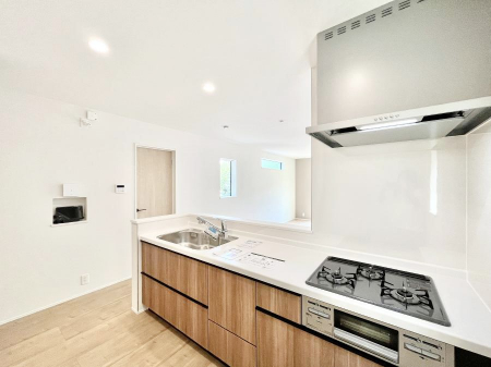 �L�b�`���@�����`Kitchen�`�@��b���e�ރ��r���O�A�������������Ȃ�L�b�`���B�Ƃ́A�������������ł͂Ȃ��A��炵��������A���K�ɂ���ꏊ�B�Ί�̖����A���炬�̓��X�̂��߂ɁA�ŐV�̐ݔ��E�d�l���̗p�B