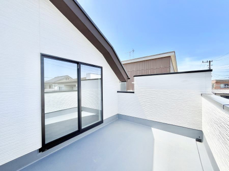 �o���R�j�[�@�������P�������`Balcony�`  �傫�ȋ�Ɉ͂܂ꂽ�C�����̂����ƁB  �o���R�j�[��`�������ň��|�I�ȊJ�����ɕ�܂�܂��B  �o���R�j�[�͗z���������݂��z�c����󕨂��C�����悭�������Ƃ��ł��܂��B