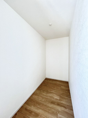 ���̑��@�����`Walk-in Closet�`�@�K�v�Ȃ��̂�R�[�f�B�l�[�g���ꗗ���Ċm�F�ł��A�g�x�x�⏀�����Z���ԂōςރE�H�[�N�C���N���[�[�b�g��ݒu���܂����B�Ƃ̒�����������Ƃ�����֗��Ȏ��[�X�y�[�X�ł��B