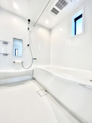 �����@�����`Bath Room�`�@�������Ƒ���L�΂��ē������邱�Ƃ��\�I����̔�������M�d�ȃo�X�^�C���ł��B���q�l�Ƃ��ꏏ�ł��\���ȍL���Ȃ̂ŁA���r���O�Ƃ͈�����Ƒ��c�R�̂ЂƎ������y���݂��������܂��B