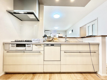 �L�b�`���@�����`Kitchen�`�@��b���e�ރ��r���O�A�������������Ȃ�L�b�`���B�Ƃ́A�������������ł͂Ȃ��A��炵��������A���K�ɂ���ꏊ�B�Ί�̖����A���炬�̓��X�̂��߂ɁA�ŐV�̐ݔ��E�d�l���̗p�B