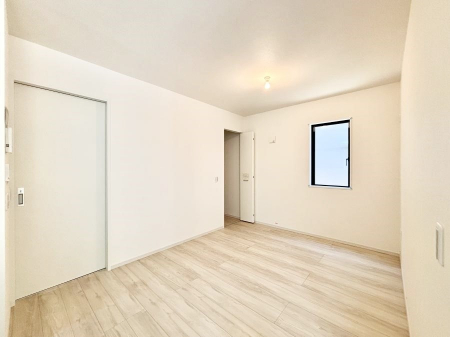 �q�������@�����`Bed Room�`�@�q�������͂��q�l�ɂƂ��đ�Ϗd�Ȗ���������܂��B�q����l�ŉ߂�����Ԃ�^���邱�ƂŁA�h���׋����Ԃ����R�Ƒ����܂����畔���̕Еt����|���Ȃǂ��������ƂɌq����܂��B