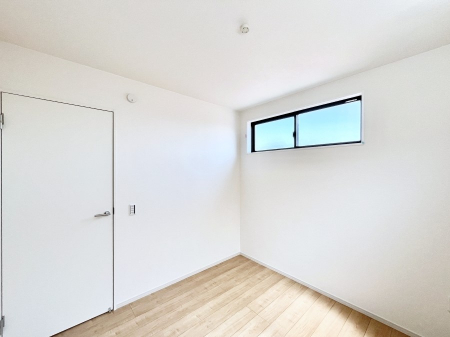 �q�������@������1�������`Bed Room�`�@�q�������͂��q�l�ɂƂ��đ�Ϗd�Ȗ���������܂��B�q����l�ŉ߂�����Ԃ�^���邱�ƂŁA�h���׋����Ԃ����R�Ƒ����܂����畔���̕Еt����|���Ȃǂ��������ƂɌq����܂��B