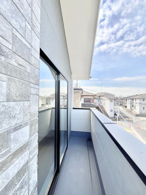 �o���R�j�[�@������1�������`Balcony�`�@�傫�ȋ�Ɉ͂܂ꂽ�C�����̂����ƁB�o���R�j�[��`�������ň��|�I�ȊJ�����ɕ�܂�܂��B�o���R�j�[�͗z���������݂��z�c����󕨂��C�����悭�������Ƃ��ł��܂��B