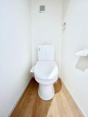 �g�C���@������1�������`Toilet�`�@�Y��E�X�b�L���E���K�ȃE�H�V�����b�g�t�g�C���ł��낰���Ԃł��B�g�C���͖����g�킴��𓾂Ȃ����́B����������ۂ������ł��ˁB�g�C����2��������̂Œ��̍��G���ɕ֗��ł��I