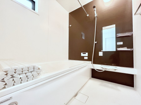 �����@������2�������`Bath Room�`�@�������������͋C�̗����Ŗ����Ɍ����ă��t���b�V���B���������@�\���t���Ă���̂ŗׂ̐���@�u����Ő􂢏オ�������󕨂��A�J�̓����V�C���C�ɂ������������邱�Ƃ��\�ł��B