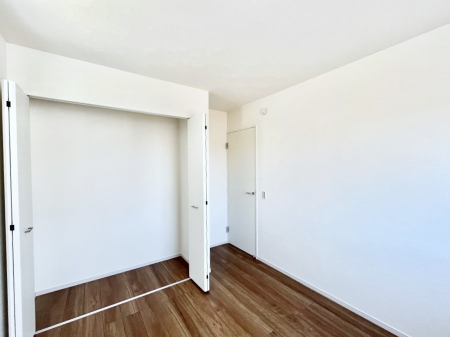 �q�������@������2�������`Bed Room�`�@�������������̂��ˌ��Ẵ����b�g�ł��B���Ƒ������������ƂŎ苷�Ɋ����Ă����Z�܂����ˌ��Ăł͊e�����v���C�o�V�[��ۂ��Ƃ��ł��܂��B