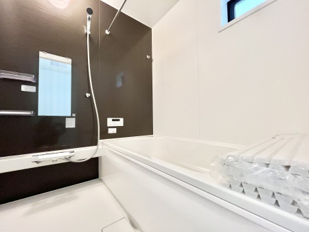 �����@�������Q�������`Bath Room�`�@����L�΂��ē������邱�Ƃ��\�I����̔�������M�d�ȃo�X�^�C���ł��B���q�l�Ƃ��ꏏ�ł��\���ȍL���Ȃ̂ŁA���r���O�Ƃ͈�����Ƒ��c�R�̂ЂƎ������y���݂��������܂��B