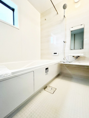 �����@�������Q�������`Bath Room�`�@����L�΂��ē������邱�Ƃ��\�I����̔�������M�d�ȃo�X�^�C���ł��B���q�l�Ƃ��ꏏ�ł��\���ȍL���Ȃ̂ŁA���r���O�Ƃ͈�����Ƒ��c�R�̂ЂƎ������y���݂��������܂��B