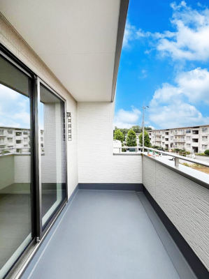�o���R�j�[�@�������Q�������`Balcony�`�@������̃o���R�j�[�̑O�ɂ͉_�ȊO�ɑ��z���Ղ���̂�����܂���B�����󕨂������₷���A����薾�邭�C�����̂������������Ă��܂��B�g���₷���J���I�ȃo���R�j�[�ł���