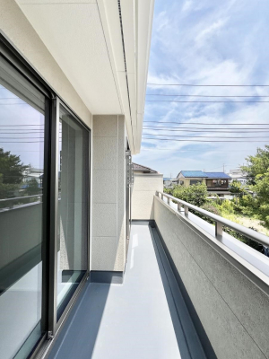 �o���R�j�[�@�������Q�������`Balcony�`  �傫�ȋ�Ɉ͂܂ꂽ�C�����̂����ƁB  �o���R�j�[��`�������ň��|�I�ȊJ�����ɕ�܂�܂��B  �o���R�j�[�͗z���������݂��z�c����󕨂��C�����悭�������Ƃ��ł��܂��B