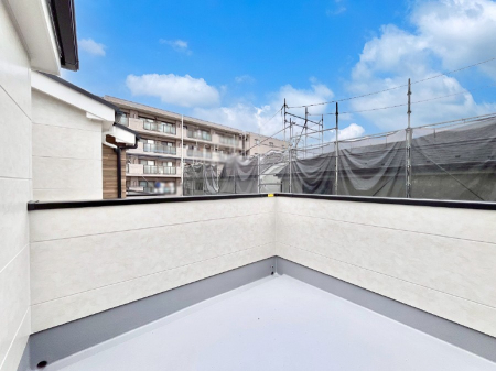�o���R�j�[�@�������P�������`Balcony�`�@�傫�ȋ�Ɉ͂܂ꂽ�C�����̂����ƁB�o���R�j�[��`�������ň��|�I�ȊJ�����ɕ�܂�܂��B�o���R�j�[�͗z���������݂��z�c����󕨂��C�����悭�������Ƃ��ł��܂��B