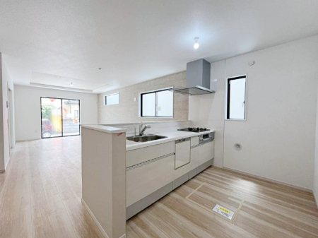 �L�b�`���@�����`Kitchen�`�@��b���e�ރ��r���O�A�������������Ȃ�L�b�`���B�Ƃ́A�������������ł͂Ȃ��A��炵��������A���K�ɂ���ꏊ�B�Ί�̖����A���炬�̓��X�̂��߂ɁA�ŐV�̐ݔ��E�d�l���̗p�B
