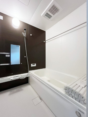 �����@�����`Bath Room�`�@�������������͋C�̗����Ŗ����Ɍ����ă��t���b�V���B���������@�\���t���Ă���̂ŗׂ̐���@�u����Ő􂢏オ�������󕨂��A�J�̓����V�C���C�ɂ������������邱�Ƃ��\�ł��B
