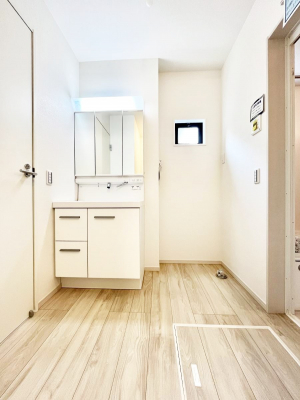 ���ʑ�E���ʏ��@�����`Dressing Room�`  ����������F�����œ��ꂳ��Ă���ƁA�X�b�L���Ɛ�������ۂ������܂��B  ���̗��ɂ͂����Ղ�Ǝ��[�X�y�[�X��W�������I  �����́A�V���v�����@�\�����d�����āB