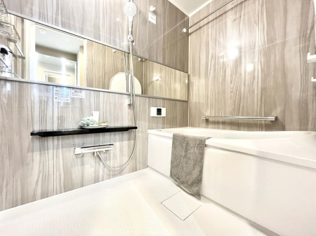 �����@�����`Bath Room�`�@�������������͋C�̗����Ŗ����Ɍ����ă��t���b�V���B���������@�\���t���Ă���̂ŗׂ̐���@�u����Ő􂢏オ�������󕨂��A�J�̓����V�C���C�ɂ������������邱�Ƃ��\�ł��B