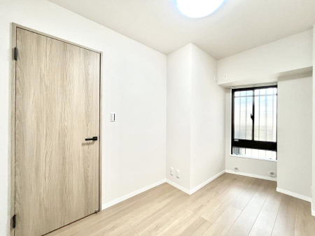 �q�������@�����`Bed Room�`�@�q�������͂��q�l�ɂƂ��đ�Ϗd�Ȗ���������܂��B�q����l�ŉ߂�����Ԃ�^���邱�ƂŁA�h���׋����Ԃ����R�Ƒ����܂����畔���̕Еt����|���Ȃǂ��������ƂɌq����܂��B