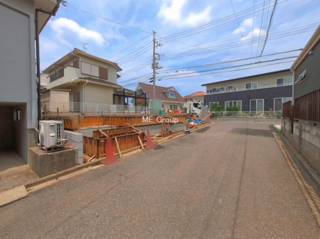 ���n�O�ώʐ^�@�`Exterior�`�@�O�ʓ��H�F�쓌 4.5m �����A�k�� 3.79m �����@��w�̈�ˌ��Ă𒆐S�Ƃ����X���݂����R�Ƒ����A���ӂ͍��������������Ă��Ȃ��̂ŁA�΂̑����ՐÂȎ����������ł��B