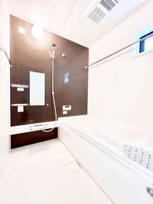 �����@�����`Bath Room�`�@�������������͋C�̗����Ŗ����Ɍ����ă��t���b�V���B���������@�\���t���Ă���̂ŗׂ̐���@�u����Ő􂢏オ�������󕨂��A�J�̓����V�C���C�ɂ������������邱�Ƃ��\�ł��B�@