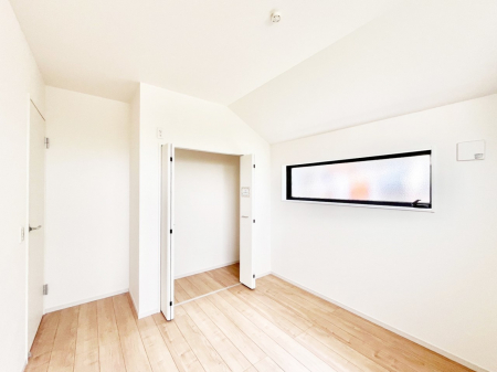 �Q���@�����`Bed Room�`  �����ɂ͎��[�N���[�[�b�g�������I���i�g���̂��m���⏬���͂������A�G�ߕ��̂��m���Ȃǂ���������Ɛ������ڂ����܂������܂��B  ������Ԃ��L���g�p�ł��܂��ˁB�@
